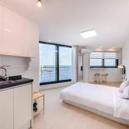 On The Sea Pension Jeju Exterior photo